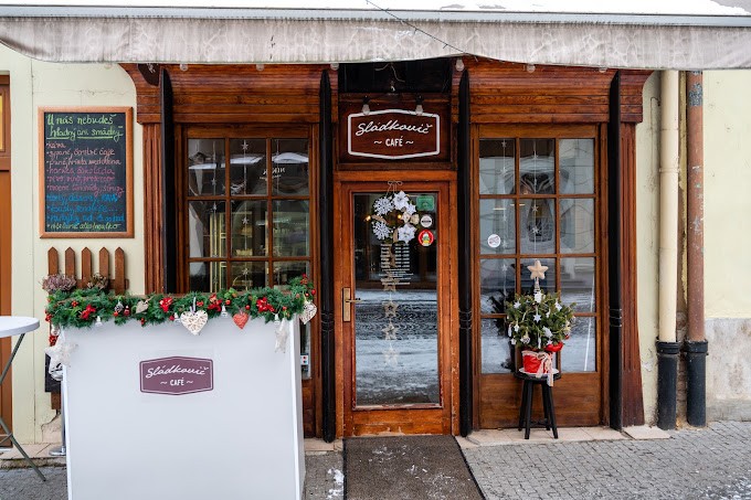 Café Sládkovič – Trenčín, Mierové námestie